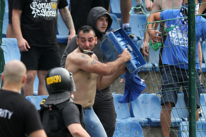 Nepokoje na zlínském stadionu Letná. 
