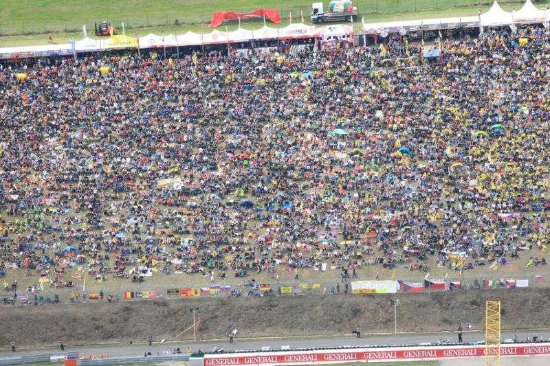 Zaplněné tribuny na Masarykově okruhu. Zaplněné tribuny na Masarykově okruhu.