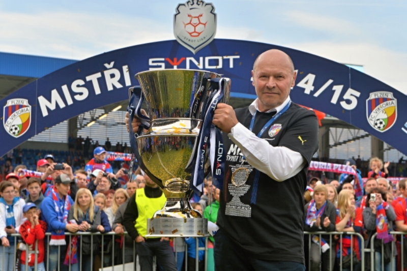 Miroslav Koubek letos v květnu s trofejí pro mistra ligy.