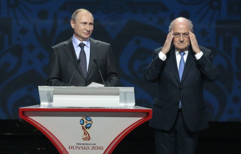 Vladimir Putin (vlevo) se chystá na Krym.