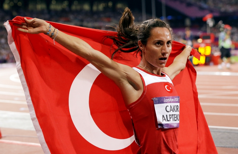 Turecká atletka Asli Cakirová-Alptekinová se vzdala zlaté medaile z běhu na 1500 metrů z olympijských her v Londýně a přijala osmiletý distanc za krevní doping. Turecká atletka Asli Cakirová-Alptekinová se vzdala zlaté medaile z běhu na 1500 metrů z olympijských her v Londýně a přijala osmiletý distanc za krevní doping.
