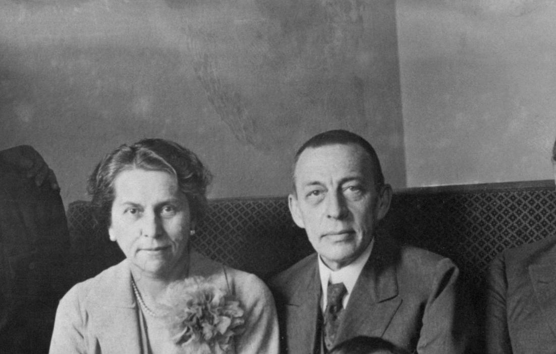 Klavírista Sergej Vasiljevič Rachmaninov s chotí.