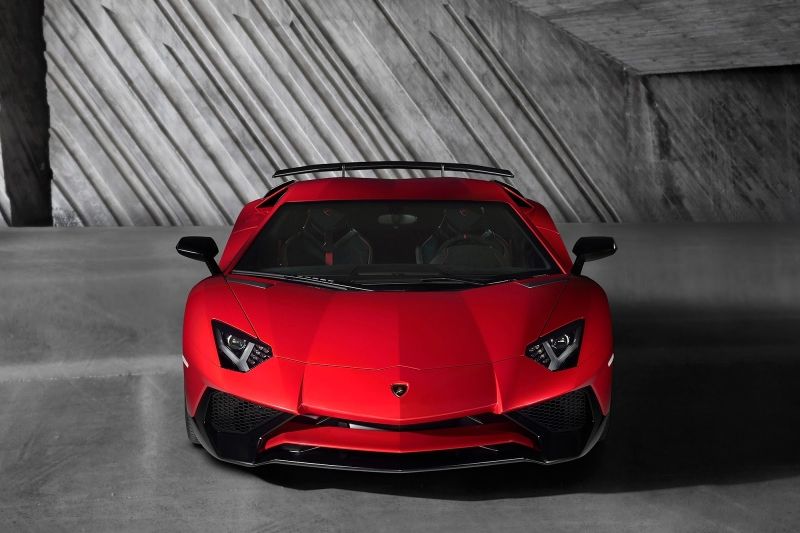 Lamborhini chystá model HyperVeloce, zatím ale představilo SV Roadster.