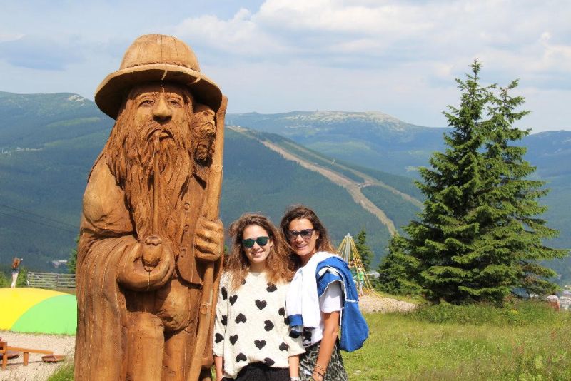 Modelka se svou sestrou Eliškou na vrcholku Krkonoš.