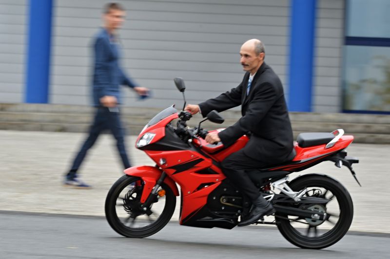 Elektricky poháněný silniční motocykl navrhl a sestavil tým plzeňských studentů a odborníků.