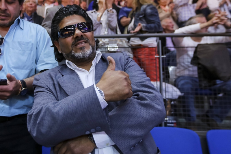 Bývalý slavný fotbalista Diego Maradona se v Tunisku setkal s rozhodčím, který na mistrovství světa v roce 1986 uznal jeho legendární gól rukou. Bývalý slavný fotbalista Diego Maradona se v Tunisku setkal s rozhodčím, který na mistrovství světa v roce 1986 uznal jeho legendární gól rukou.