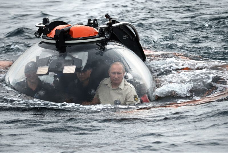 Vladimir Putin při potápění v Černém moři. Vladimir Putin při potápění v Černém moři.