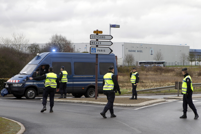 Policisté u budovy tiskárny v Dammartin-en-Goele, kde se schovali bratři Kouachiové.