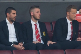 Luxus na tribuně. Victor Váldes, David De Gea a Anders Lindegaard (zleva).