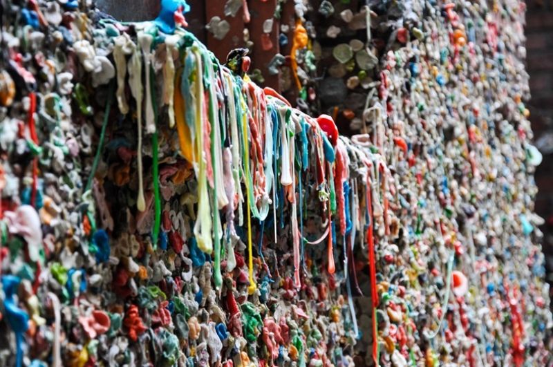 Žvýkačková zeď, Seattle.Světoznámou zeď polepenou žvýkačkami naleznete v Seattlu v ulici Post Alley. Zeď je dlouhá zhruba metr a půl a vrstva utvořená ze žvýkaček v některých místech má až deset centimetrů. První žvýkačky na ní lepili lidé čekající ve frontě na divadlo již v roce 1993. Zaměstnanci divadla nejprve žvýkačky seškrabovali, o několik let později vedení divadla začalo zeď považovat za turistickou atrakci. Jejím velkým konkurentem je takzvaná Žvýkačková alej v Kalifornii. Žvýkačková zeď, Seattle.Světoznámou zeď polepenou žvýkačkami naleznete v Seattlu v ulici Post Alley. Zeď je dlouhá zhruba metr a půl a vrstva utvořená ze žvýkaček v některých místech má až deset centimetrů. První žvýkačky na ní lepili lidé čekající ve frontě na divadlo již v roce 1993. Zaměstnanci divadla nejprve žvýkačky seškrabovali, o několik let později vedení divadla začalo zeď považovat za turistickou atrakci. Jejím velkým konkurentem je takzvaná Žvýkačková alej v Kalifornii.