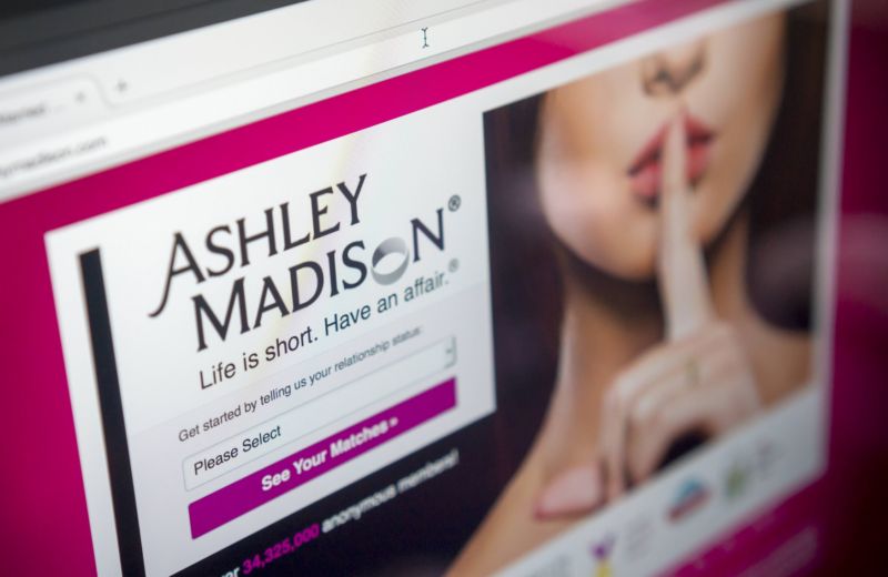 Seznamku pro záletníky Ashley Madison napadli hackeři.