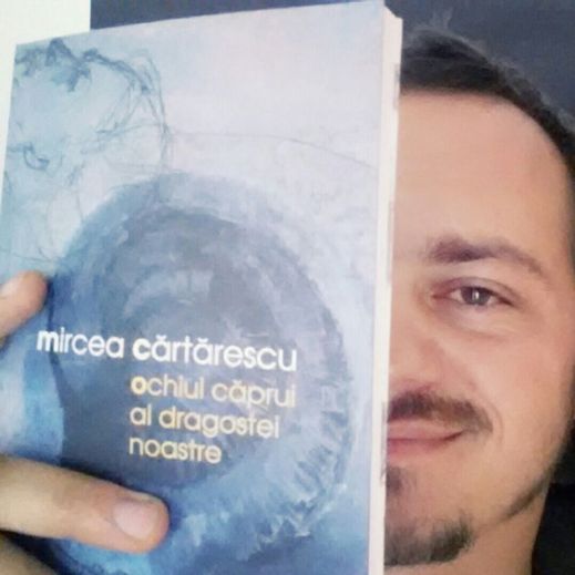 Mezi další z projektů Victora Mirona patří takzvaný Bookface.