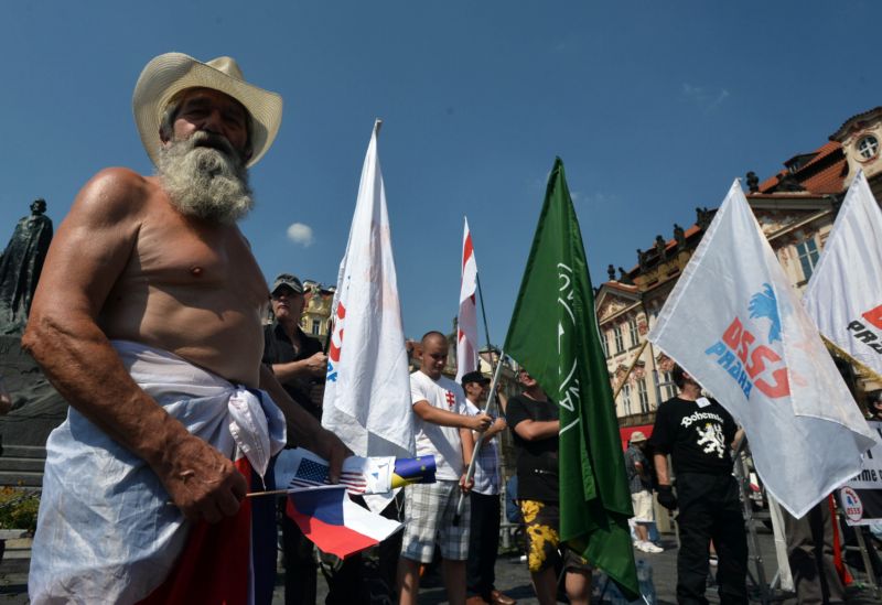 Většinu protiuprchlických demonstrací svolávají extrémisté. Většinu protiuprchlických demonstrací svolávají extrémisté.