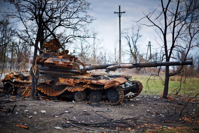 Zničený tank v Luhansku. Zničený tank v Luhansku.
