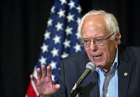 Druhý demokratický kandidát primárek Bernie Sanders, jehož popularita stoupá.