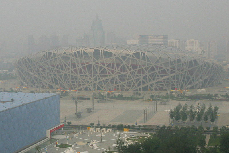Pekingský stadion Ptačí hnízdo za vrstvou smogu. Pekingský stadion Ptačí hnízdo za vrstvou smogu.