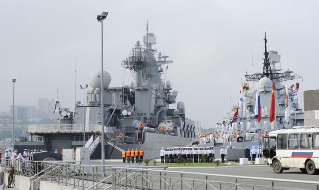 Vladivostok. Ruský raketový křižník Varjag a čínský torpédoborec "Taizhou". Vladivostok. Ruský raketový křižník Varjag a čínský torpédoborec "Taizhou".