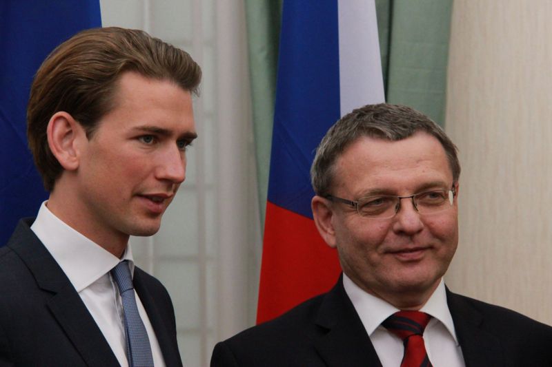 Rakouský ministr zahraničí Sebastian Kurz (vlevo) a jeho český protějšek Lubomír Zaorálek.