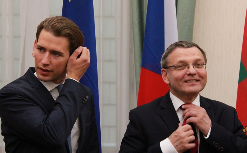 Ministr zahraničí Lubomír Zaorálek se svým protějškem z Rakouska Sebastianem Kurzem.