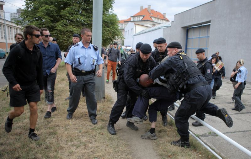Akce na podporu kolegů zadržených kvůli údajnému plánu na podpálení vlaku v Praze vyústila v potyčku s policií.