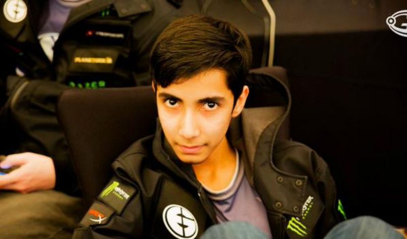 Nejmladší profesionál si v on-line hrách Sumail Hassan Syed.