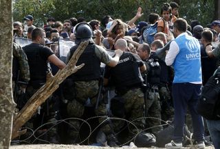 Policie nad migranty ztrácela kontrolu.