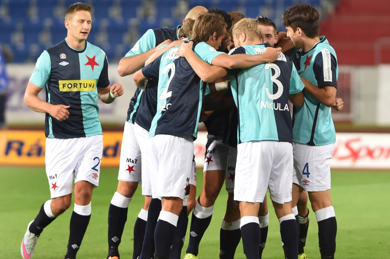 Radující se fotbalisté Slavie Praha.
