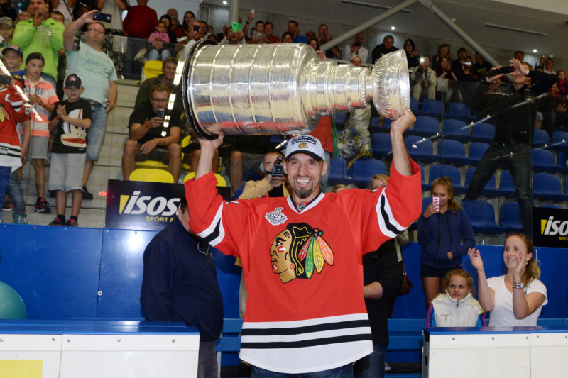 Obránce Michal Rozsíval přivezl do Vlašimi ukázat Stanley Cup.