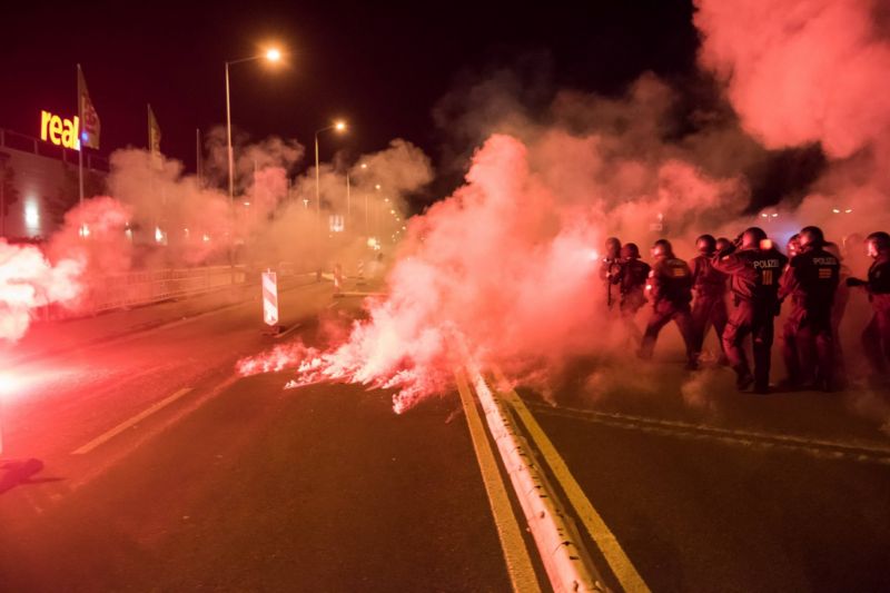 Německým Heidenau v noci opět otřásaly protesty proti imigrantům. Německým Heidenau v noci opět otřásaly protesty proti imigrantům.