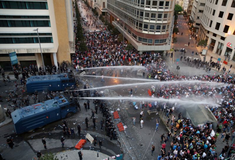 Policie proti demonstrantům použila vodní děla.