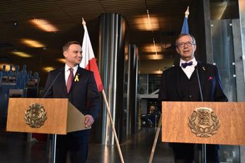 Polský prezident Andrzej Duda (vlevo) na tiskové konferenci se svým estonským protějškem Toomasem Hendrikem Ilvesem.