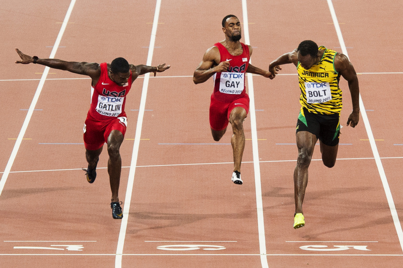 Těsný finiš běhu na sto metrů na světovém šampionátu v Pekingu ovládl Jamajčan Usain Bolt. O jednu jedinou setinu sekundy porazil největšího rivala Justina Gatlina.