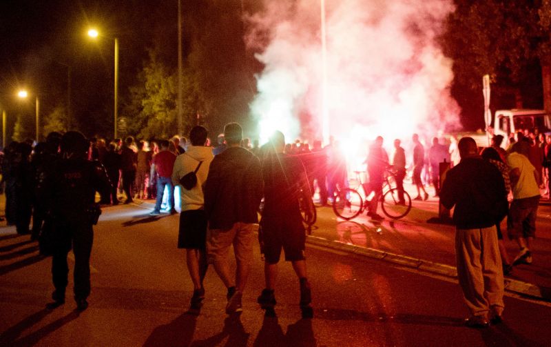 V saském městě Heidenau demonstrovalo před uprchlickým střediskem zhruba 250 antifašistů.