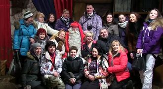Santa s ruskými turisty.