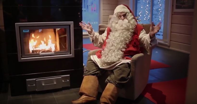 Santa s moderním krbem.