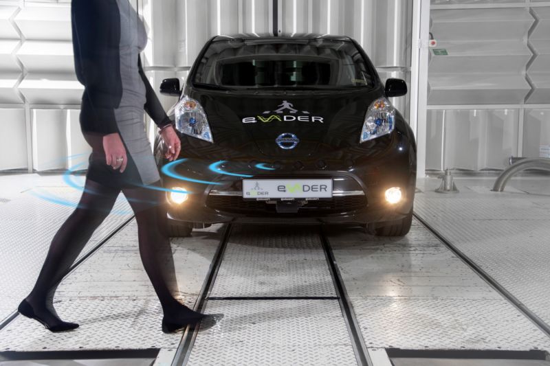 Chodec přijíždějící elektromobil neslyší, a tak se auto ozve samo.