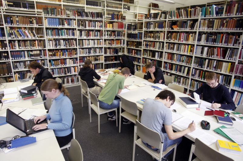 Studenti bohemistiky v Kyjevě, Lvově či Užhorodu nemají k dispozici téměř žádnou českou literaturu (ilustrační foto).