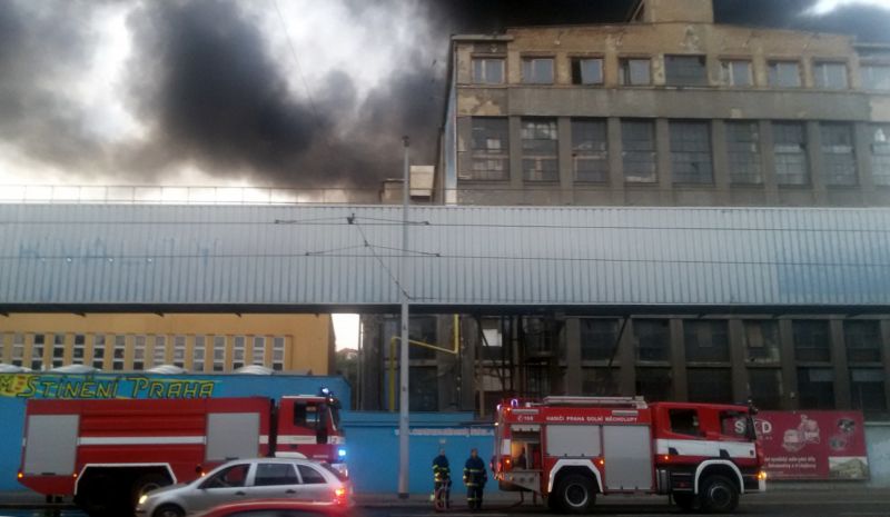 Požár hasiči likvidovali od soboty večer. Příčinu pořád neznají. Požár hasiči likvidovali od soboty večer. Příčinu pořád neznají.