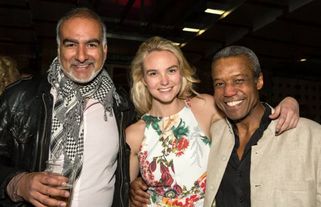 Zleva režisér Iqbal Khan, Joanna Vanderham (Desdemona) a Hugh Quarshie (Othello).