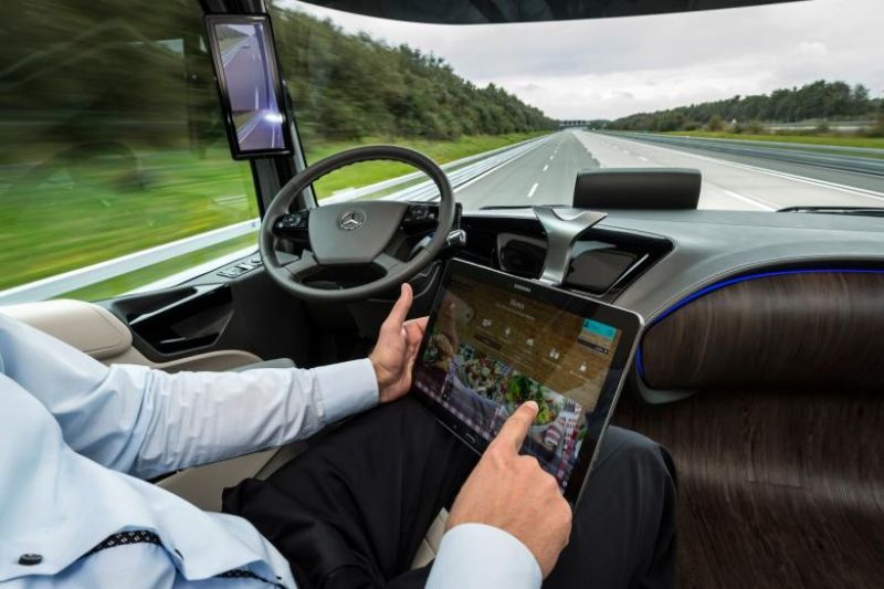 Autopilot řídí, muž za volantem se baví. Taková je budoucnost.