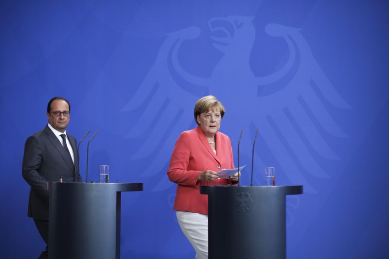 Francouzský prezident Françoise Hollande a německá kancléřka Angela Merkelová. Francouzský prezident Françoise Hollande a německá kancléřka Angela Merkelová.