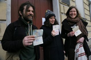 Aktivistům bylo po vyhlášení amnestie umožněno opustit Rusko.