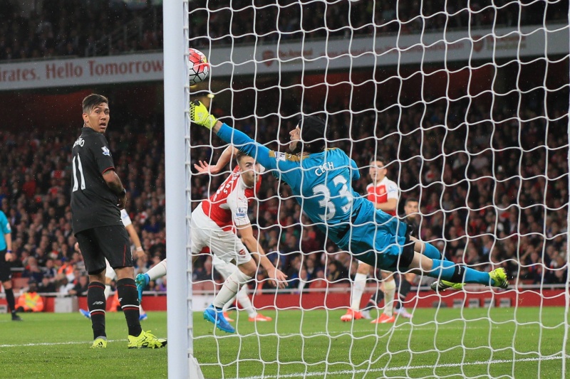 Petr Čech několika skvělými zákroky zachránil Arsenalu bod.