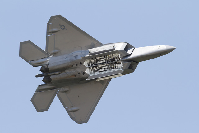 Stroj amerických leteckých sil F-22 Raptor u letiště Langley.