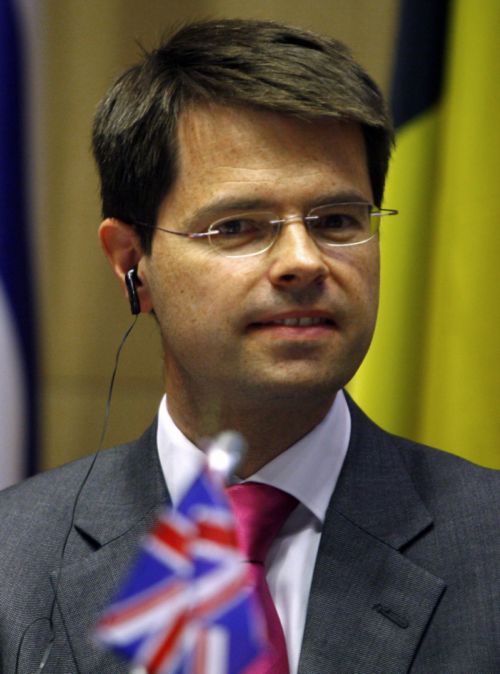 Náměstek ministra vnitra pro migraci James Brokenshire.