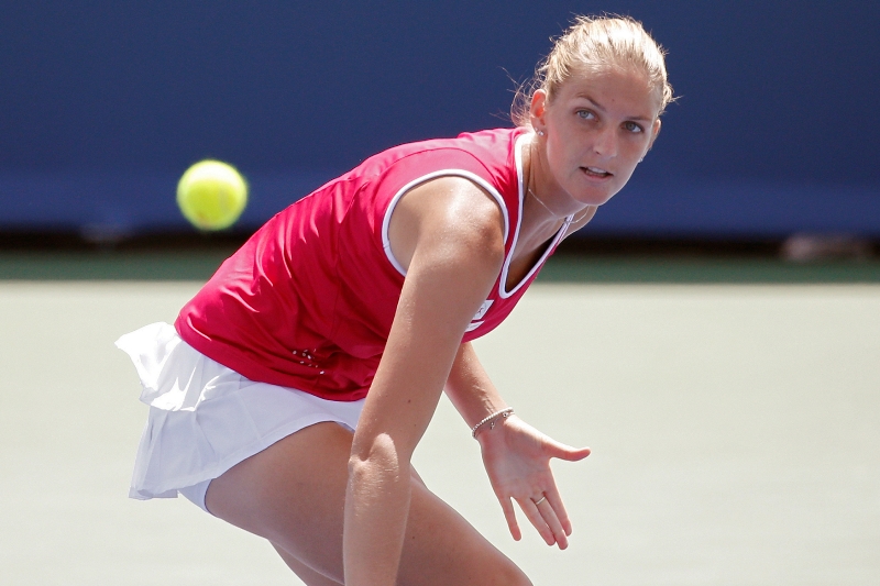 Světová osmička Karolína Plíšková vstoupila do generálky na US Open v New Havenu výhrou 2:6, 7:6 a 6:2 nad Slovinkou Polonou Hercogovou. 