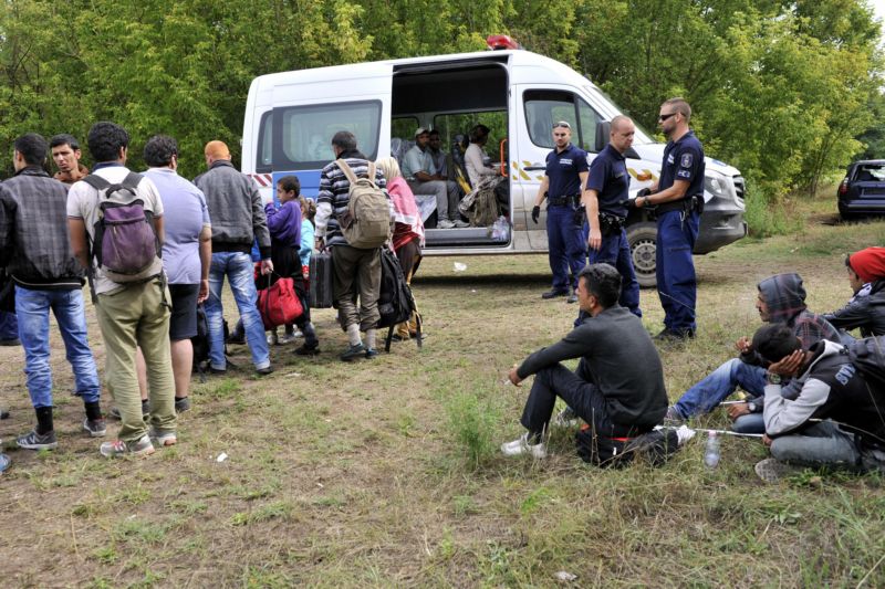 Maďarská policie zadržela tři desítky uprchlíků ze Sýrie.