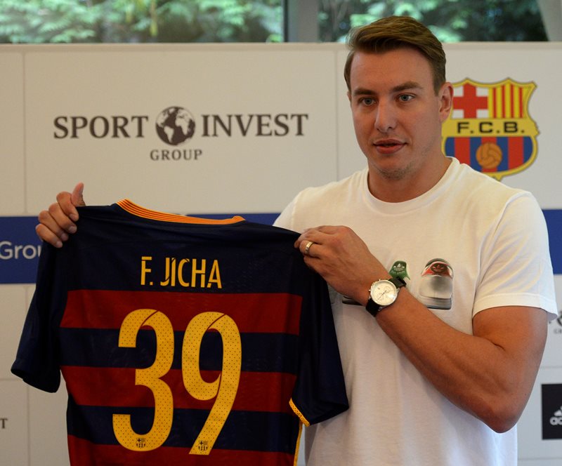 Již řadu let koketoval nejlepší český házenkář současnosti Filip Jícha s možností, že by vyměnil angažmá v německém Kielu za Barcelonu. Již řadu let koketoval nejlepší český házenkář současnosti Filip Jícha s možností, že by vyměnil angažmá v německém Kielu za Barcelonu.