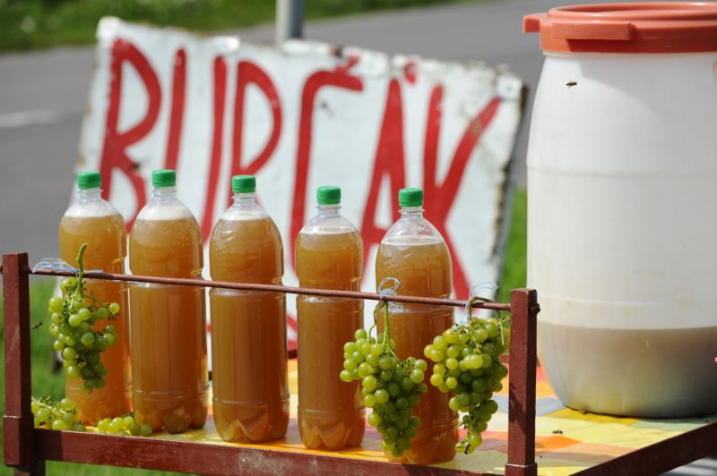 Cena burčáku za litr začíná již na padesáti korunách. Cena burčáku za litr začíná již na padesáti korunách.