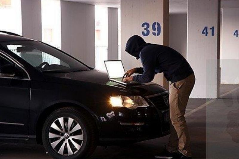 Automobilky se musejí vypořádat s nebezpečím carhackingu.